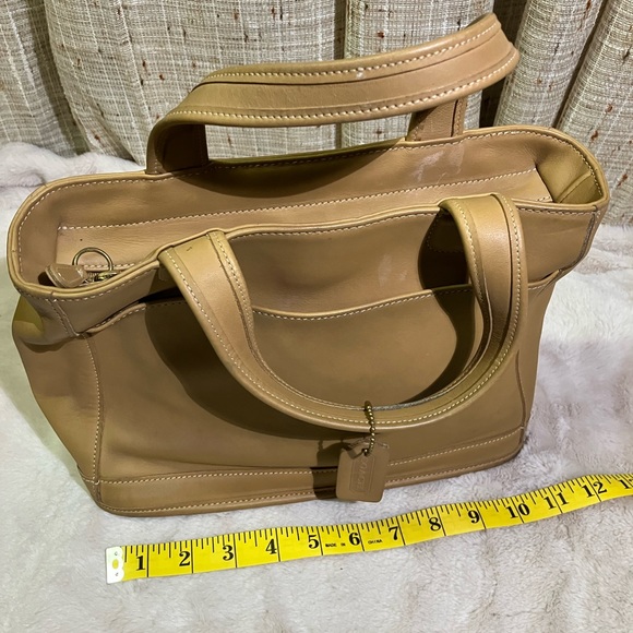 Coach Handbags - Coach Purse / Leather Hand Bag